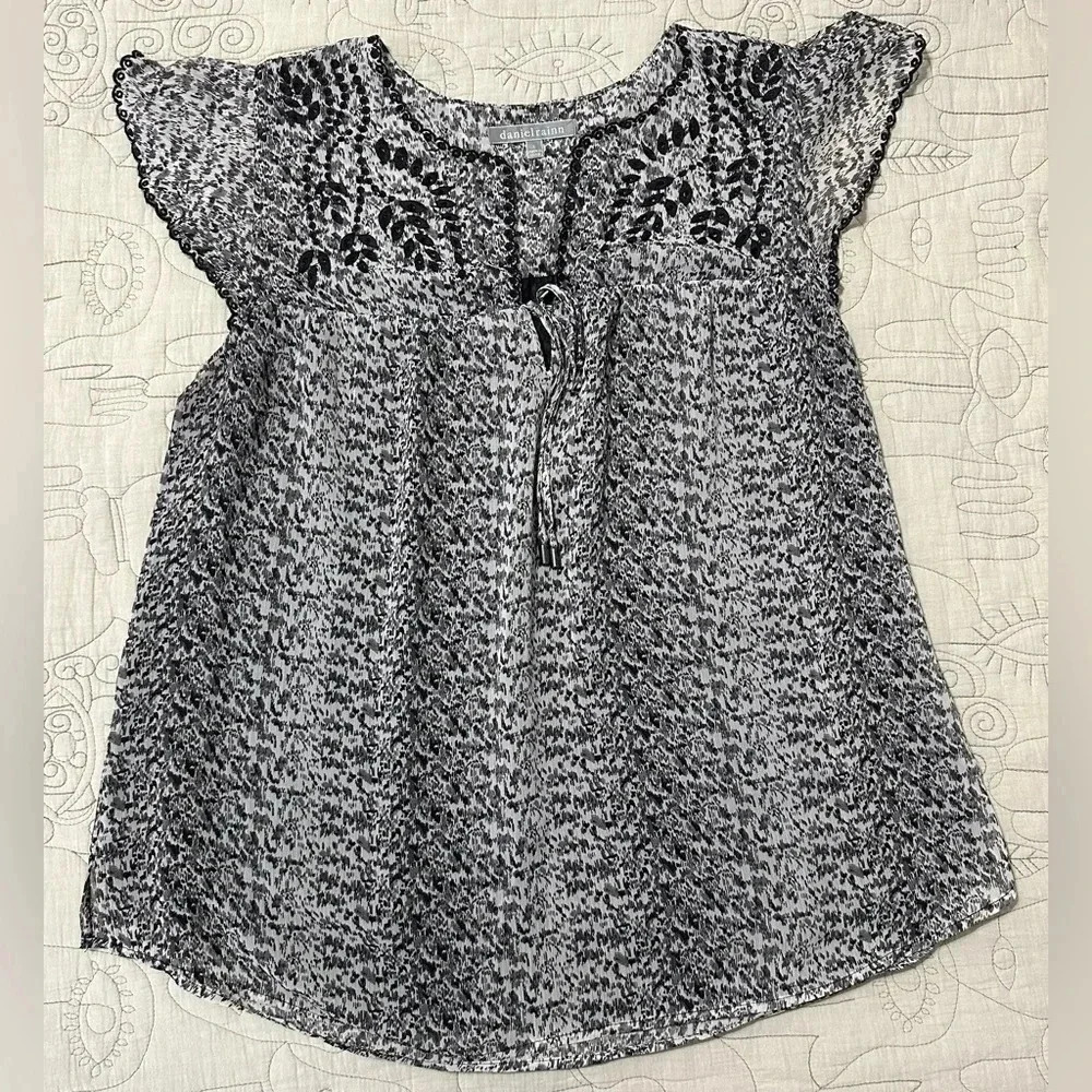 Daniel Rainn Black White Eyelet Accent Line Top Size Large